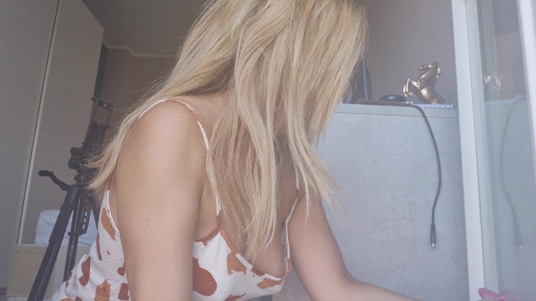 Mah Santos: Naughty Blonde Showing off on the Balcony