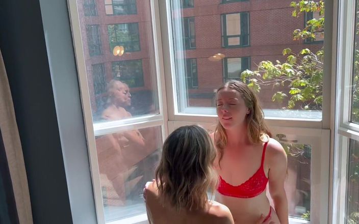 Serenity Cox: Nadia foxx &amp; 17777 cox fenster-spaß
