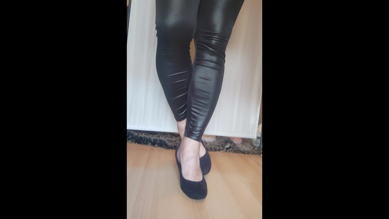 Nattalie Trans: Zwarte faux leren legging en hoge hakken