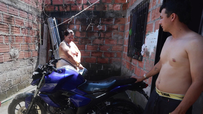 Lexly_16: Мой сосед моет мой мотоцикл, а потом трахает меня