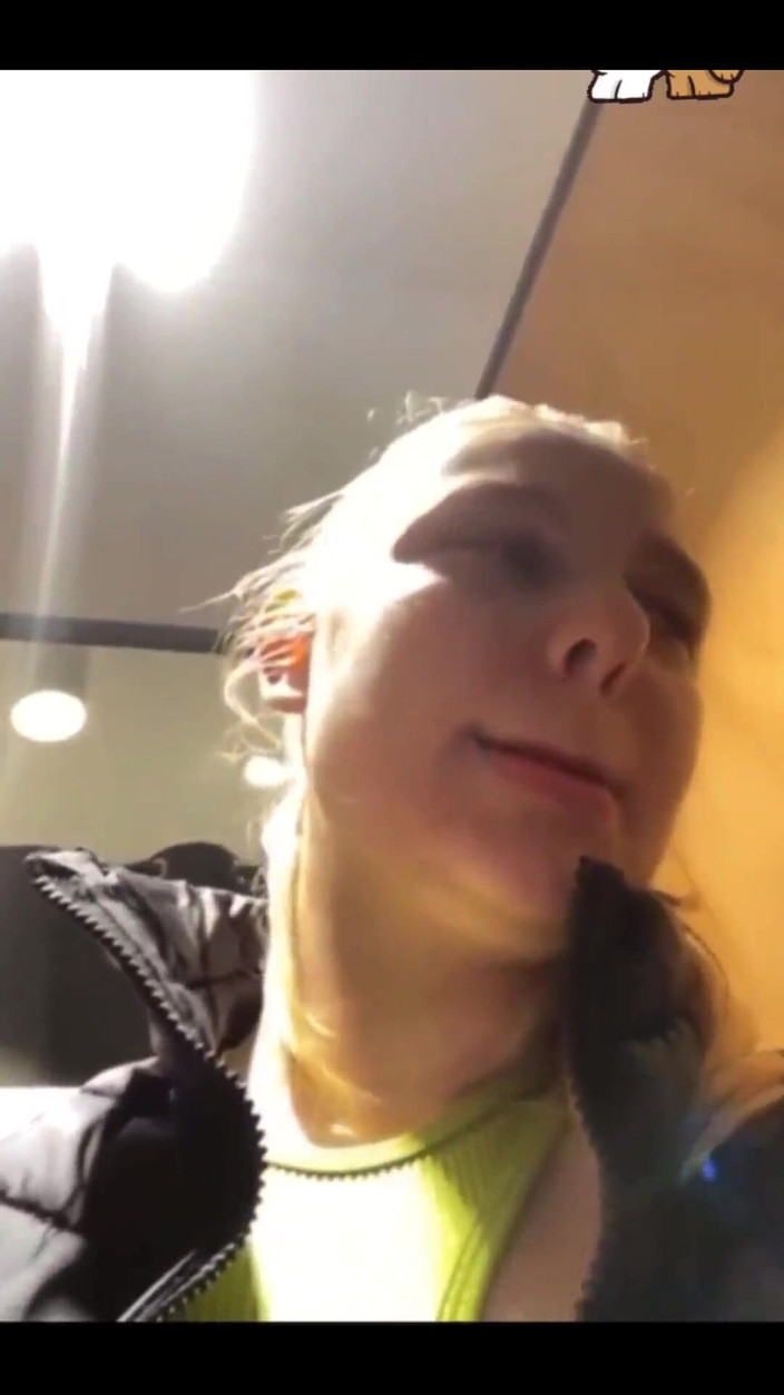 JuiceLussie: Berjalan dengan alat penggetar di tempat awam