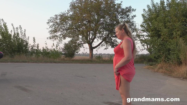 Grandmams: Small Cock for Curvy Mom - Grandmams