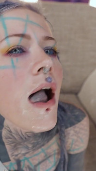 Doble penetración anal para Anuskatzz muy tatuada - descuidada, cajero automático y grandes boquiabiertos anales