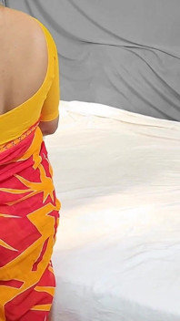 Indian desi Bhabhi scopa il ragazzo delle consegne a pecorina che indossa saree mentre suo marito è fuori città