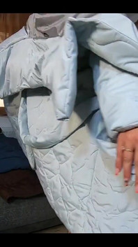 Masturbându-se în timp ce poartă niște jachete down - 191