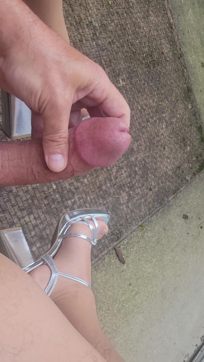 Feet Lover: Gümüş topuklu ayakkabılarla dışarıda topuklu ayakkabılara ve ayaklara boşalıyor