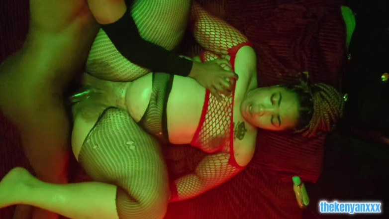 THEKENYANXXX: Un romantico sesso missionario con colpi lenti e profondi