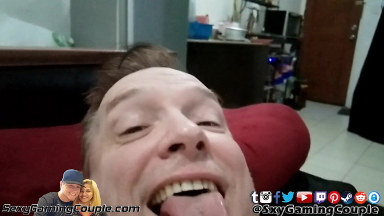 SexyGamingCouple: Primo piano di una moglie asiatica incinta che succhia sensualmente...