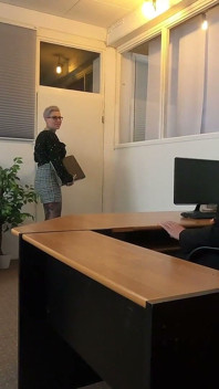 Pracowita sekretarka zostaje zerżnięta przez swojego szefa!
