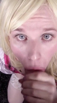 Cette jeune trans blonde adore la bite