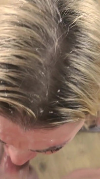 Escupir en la ducha con la cara cubierta - escupo en sus tetas, su cabello, en su boca y en sus ojos. Ella tiene su cara completamente cubierta de saliva
