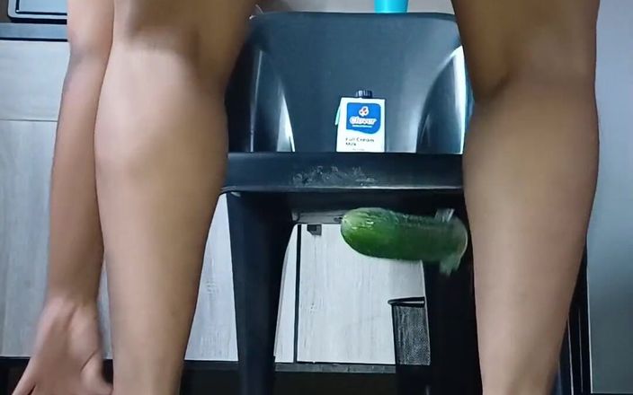 Assbooy: Велика дупа трахає огірок і дупу, з якої капає
