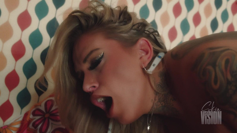 SkinVision: Блондинки-лесбіянки на швидку руку