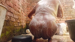 Nirman: Ho fatto un video di sorellastra mentre fa il bagno.