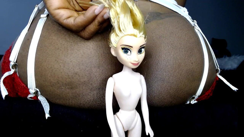Maeling: Bimbo Brat Ass Face Sitting - Murzynka Giantess