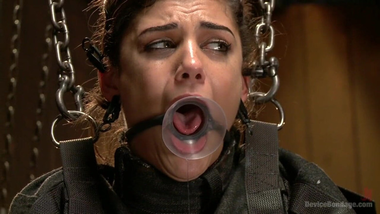 Device Bondage by Kink: Bonnie Rotten se podrobí a stříká mistrovi Orlandovi