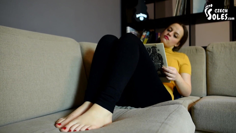 Czech Soles - foot fetish content: Footgirl si maluje nehty prsty na nohou červeně
