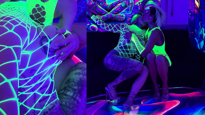 MissAlessaMilano: Neon Light with 2 Crazy Girls