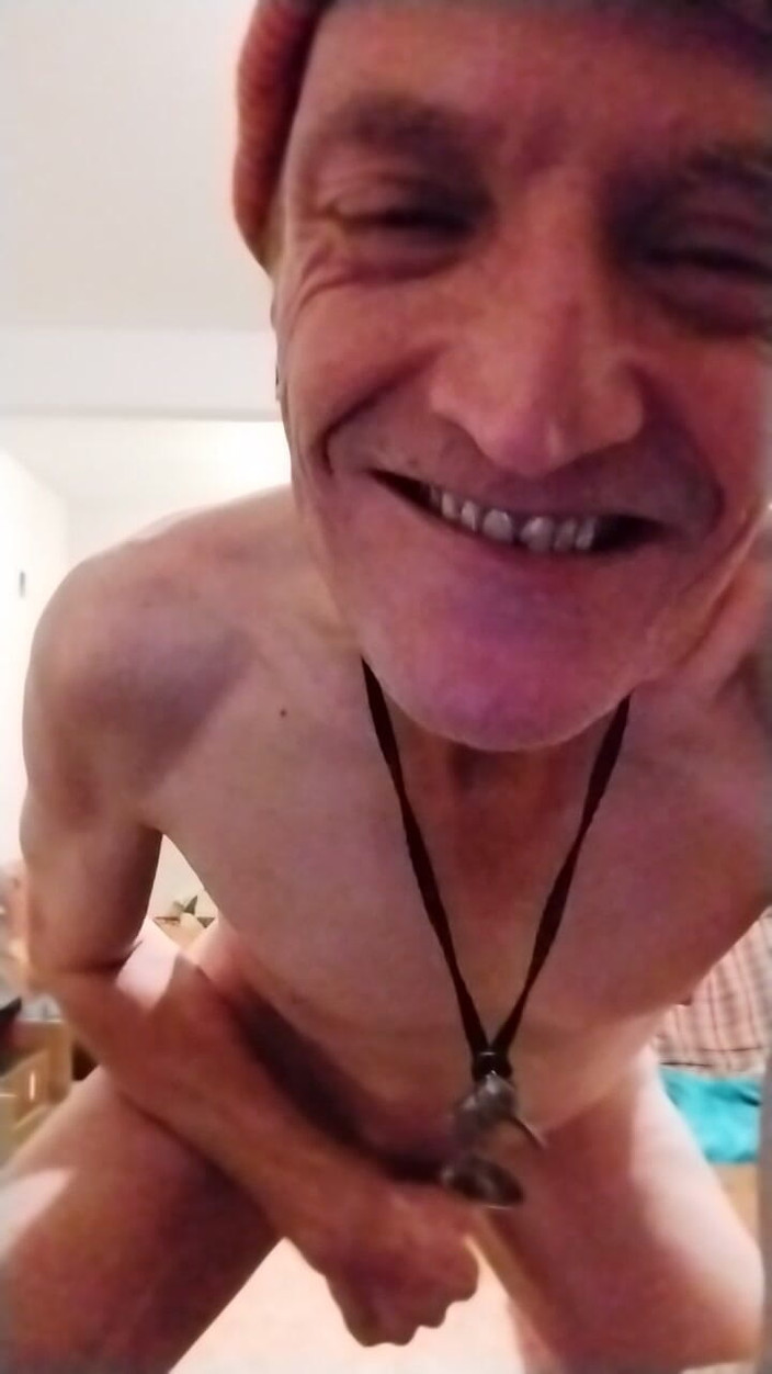 Loleauve: Nackt Mit Orangefarbener Mütze!