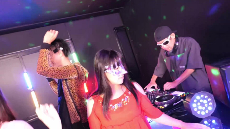 Strix: Dj de l’âge, danse et baise.