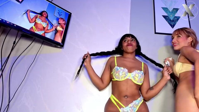 Lesbian Friends: Duas lésbicas compartilhando dildo duplo até o completo