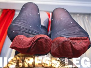 Mistress Legs: Beyaz polka noktalı ve kırmızı güçlendirilmiş ayak parmaklı siyah naylon çoraplı...