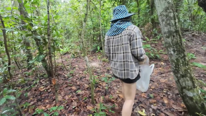 RealThaiSolo: Awek Thai berjalan dan bercakap dan mengambil cendawan di dalam...