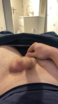 Junger Mann Spielt Mit Eiern Und Schwanz / Melken