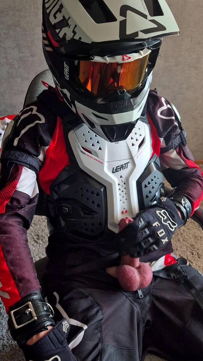 Sneakersmax98: Tatlı motosikletçi 6 gün boyunca hapsedildi