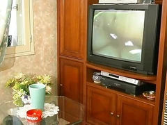 Tombul Fransız kadın erkeğini evin her yerinde memnun ediyor