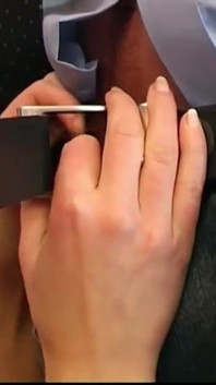 Simone, brune sexy, est accro au sexe anal