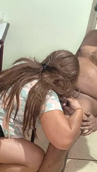 Zralá nevlastní matka mě zve do hotelu, abych mi něco navrhla
