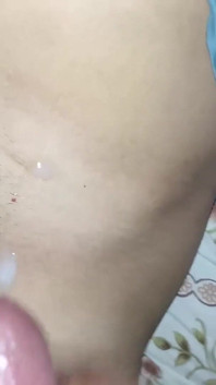 Üvey erkek kardeş üvey kız kardeşinin külotunu çıkardı ve mastürbasyon yaptı