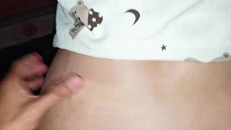 TeenPinayCloseUp: Het mollige poesje van een Filipijnse tiener vernietigd door een...