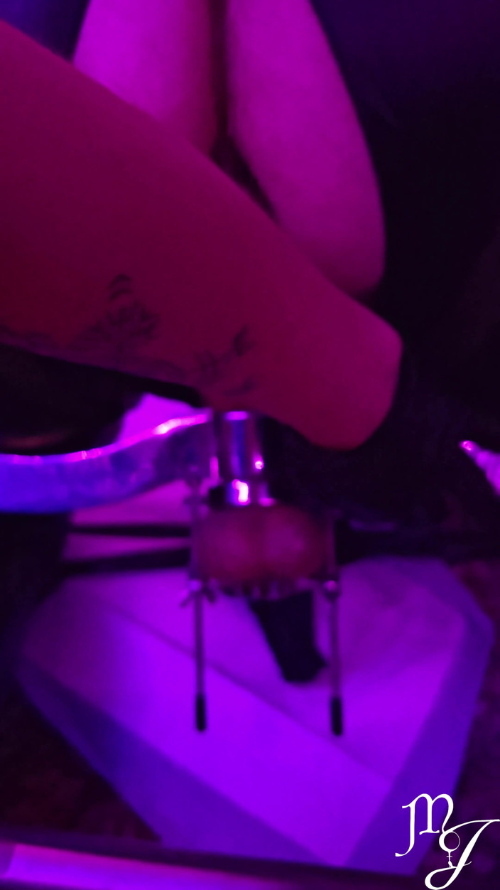 DeesseJulia: My Latex Anal Slave Bitch with a Humbler! Mistress Julia