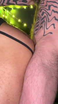 Tech Bro spermadump neemt rauwe pikken zonder condoom gangbang