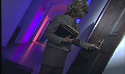 Antonio Adamo Film: Secretara blondă se alege cu curul rupt de diavol