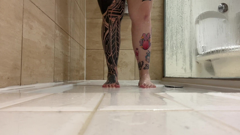 Miss Valentina: Duşta ayak görünümü