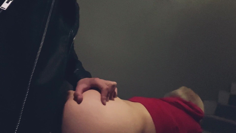 Aleks Sam: Sweat À Capuche Rouge, Public: Penché Sur Les Marches, Chien Mouillé À...