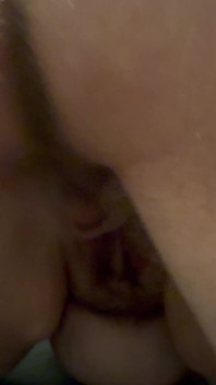 Gordita amateur follada profundamente en su coño peludo por detrás
