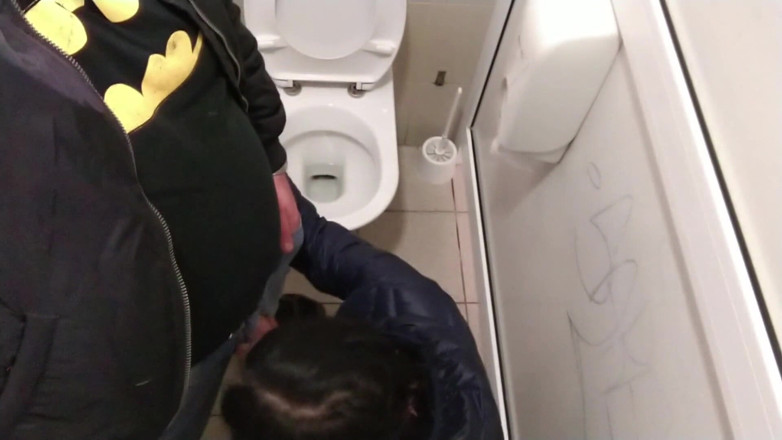 Toilet Mommy: Sborrata in un bagno pubblico