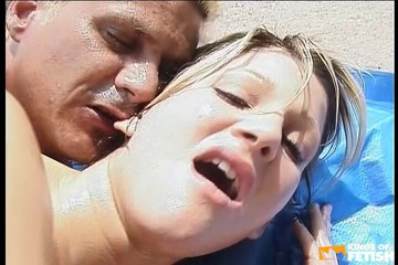 Big Tits for You: Blonďatá pracovnice šuká svého šéfa venku po naolejování jejího těla