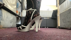 Heel-lover: Bílý potěšující 5 palcový podpatek, sexy punčochy a minisukně