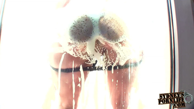 Sydneys porn life: Dona de casa peituda natural recebendo limpeza suja!