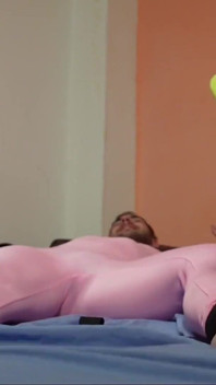 Bağlı pembe takım elbiseli gıdıkla gıdıklıyor