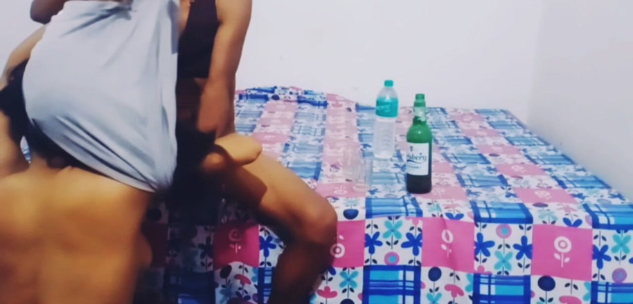 Teensex: Bollente Devar infila il suo cazzo nella sua figa stretta...