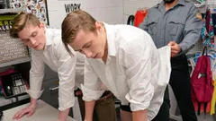 Twink gợi cảm đụ trước mặt bạn trai sau khi bị bắt gặp trong trung tâm mua sắm