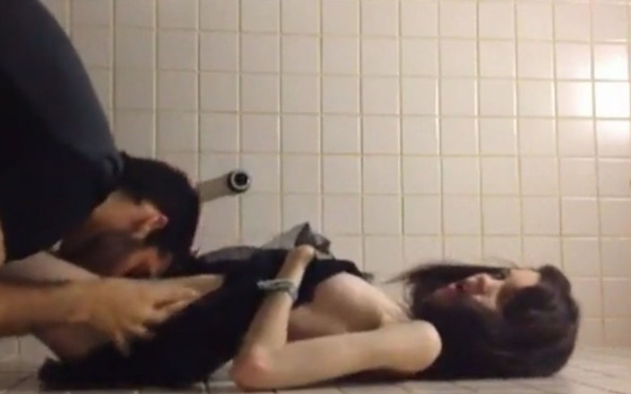 Dasi noor doll: Marina Fraga je ošukaná v koupelně jejím přítelem