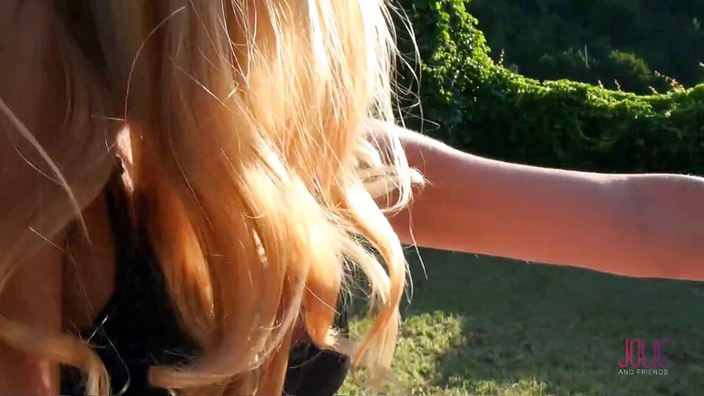 Jolie And Friends: Seks bertiga dengan dua shemale panas mendominasi jantan miang