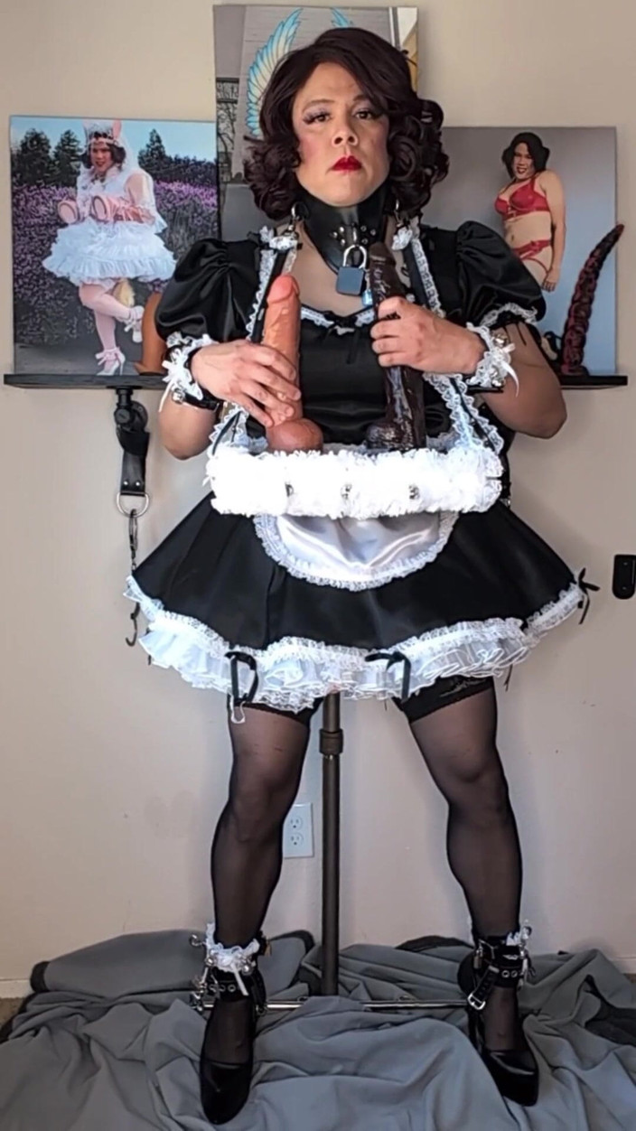 Sissy Candy: Pembantu banci ini lagi asik masturbasi pakai dildo dan dicrot...